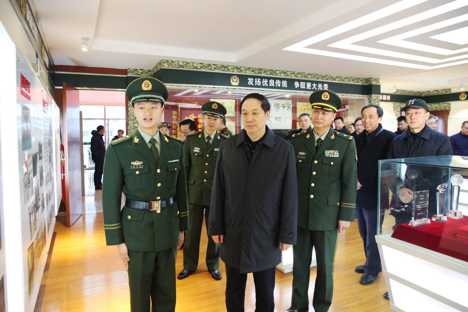 省领导看望慰问驻通部队和退役军人