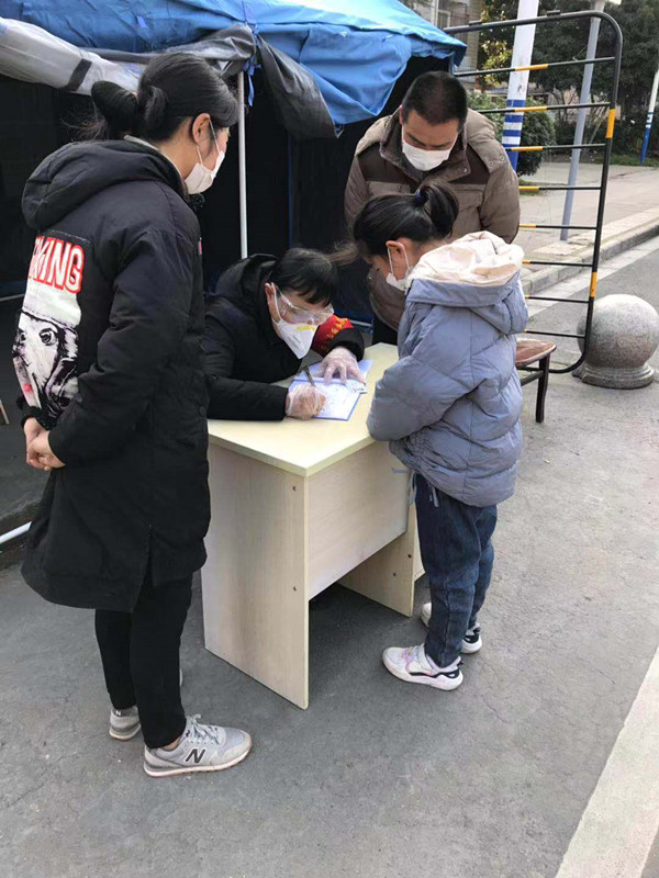 康晓林在小区门岗登记外来人员信息.jpg