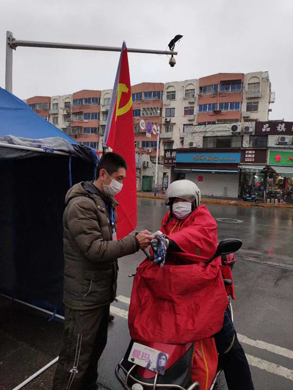 钱晓阳在测量体温.jpg