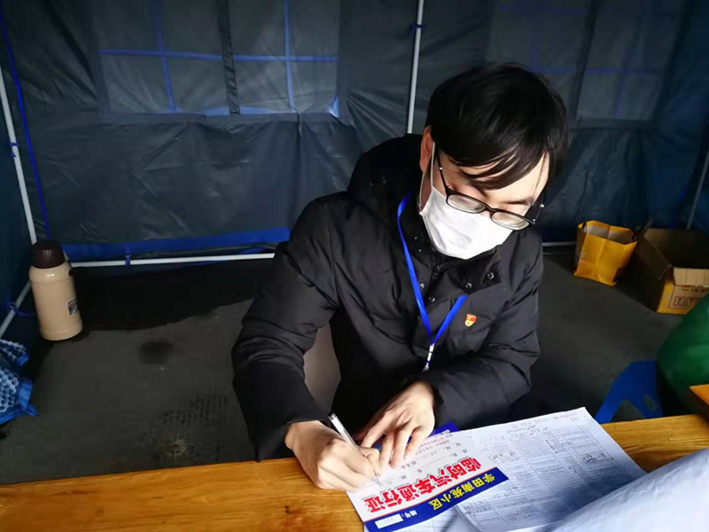 印自强在办理小区临时出入证.jpg