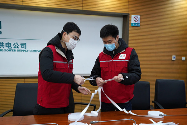 退役军人突击队在制作防护面罩.jpg